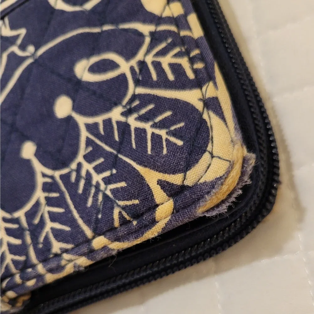 Vera Bradley Navy White Twirly Birds Floral Paisley Quilted Turnlock Wallet Fair